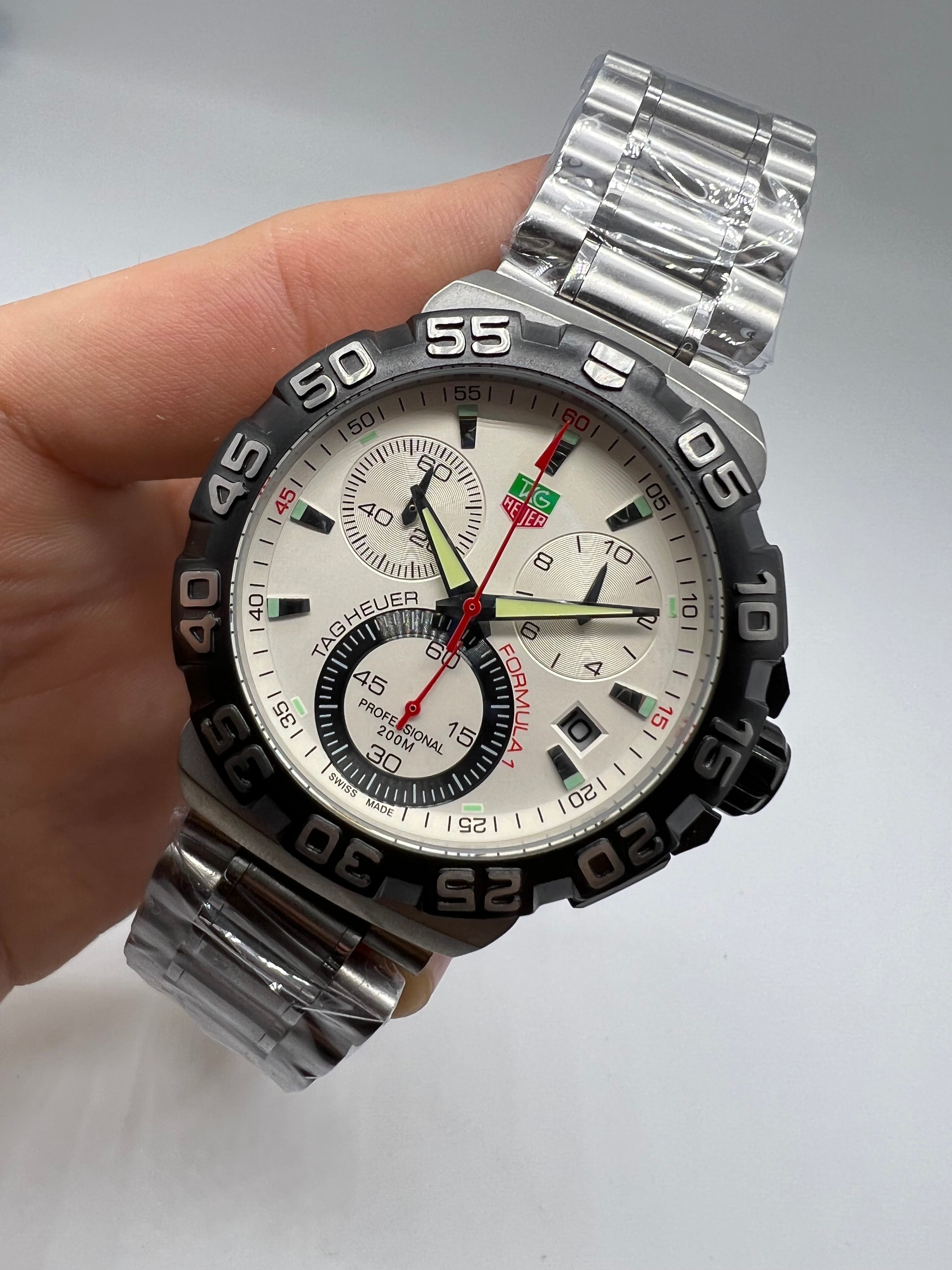 TAG Heuer Formula 1 Chronograph en blanco y negro