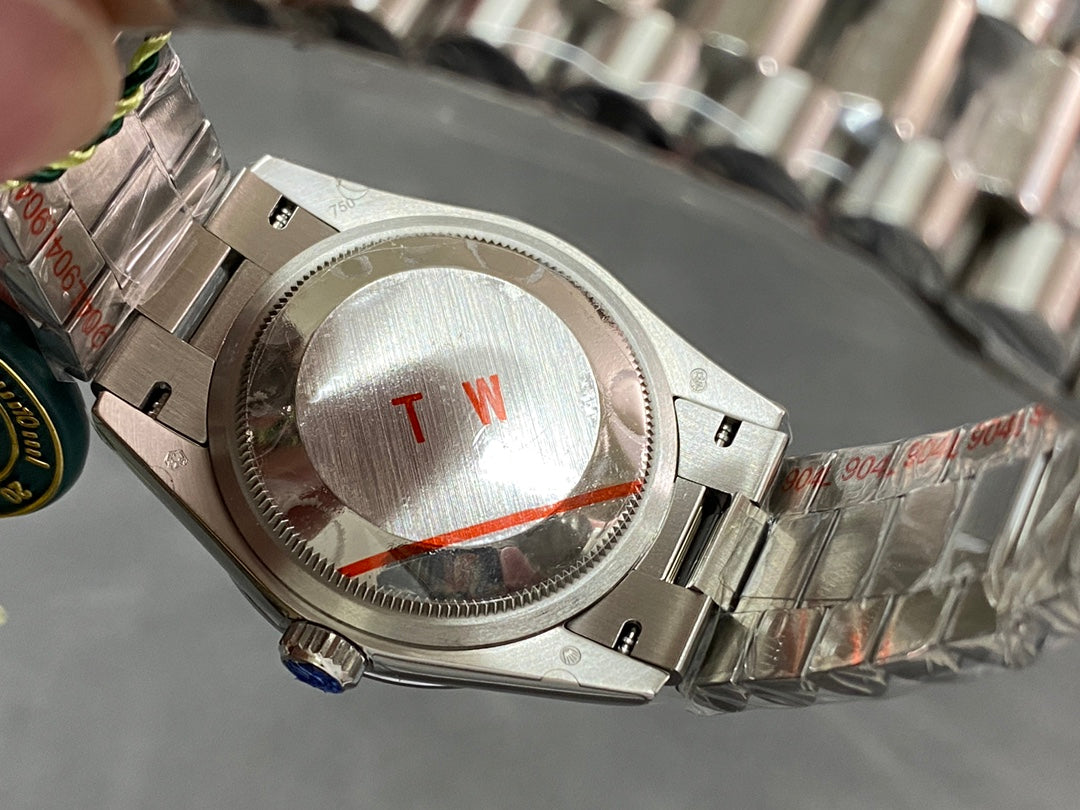 Rolex Day-Date con esfera Madre Perla (MOP) y diamantes — Rolex