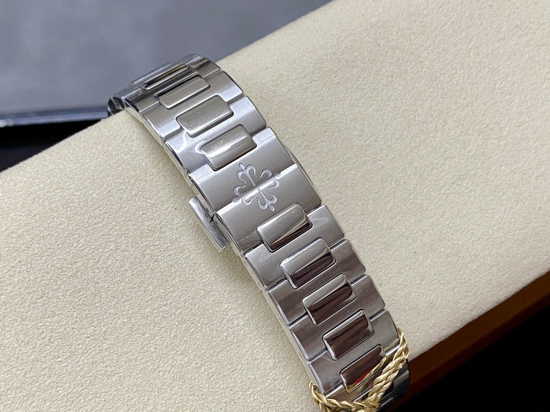 Patek Philippe Nautilus Ref. 7118/1A-010 — Patek Philippe