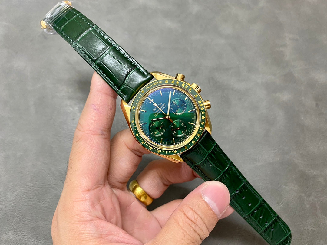 Omega Speedmaster Professional Moonwatch 18K Gold Green Dial (Edición Especial) — Omega