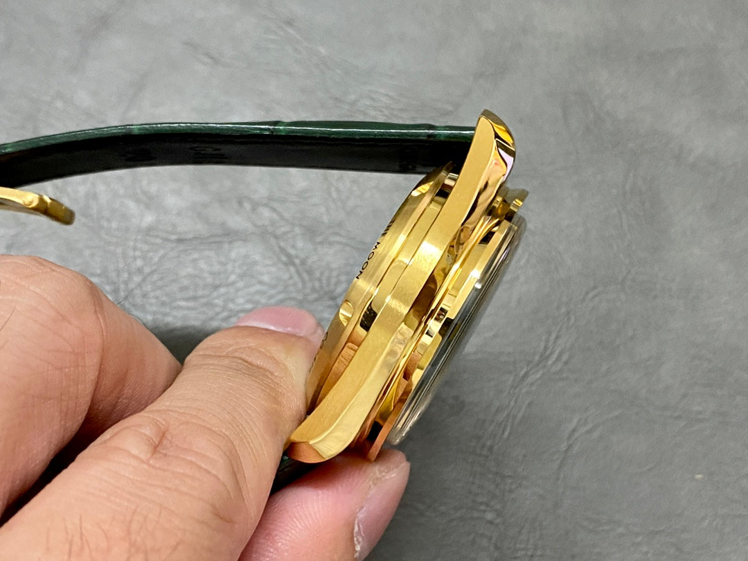 Omega Speedmaster Professional Moonwatch 18K Gold Green Dial (Edición Especial) — Omega