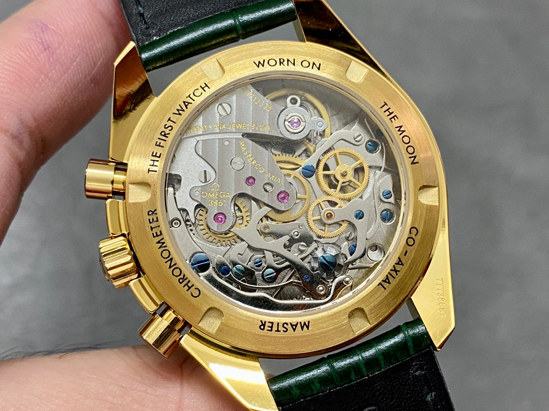 Omega Speedmaster Professional Moonwatch 18K Gold Green Dial (Edición Especial) — Omega